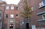 Links de ingang van de Openbare School voor GLO no 105
<br/>
Gert-Jan Lobbes, 2015